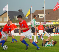 Yves heskamp ligt op de grond nadat hem zojuist de bal afhandig is gemaakt (Foto Helmich Lubberts)